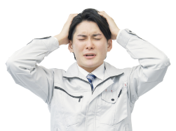 男性が頭を抱えている写真