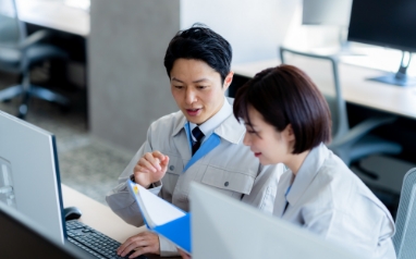 男性と女性が話している写真