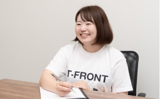 男性と女性が話している写真