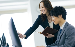 男性と女性が話している写真