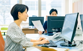 男性と女性が話している写真