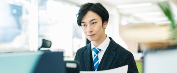 男性がパソコンを見ている写真