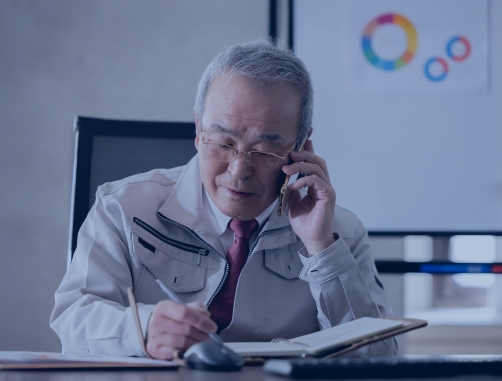 男性が電話で話している写真