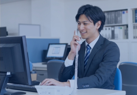 男性が電話で話している写真