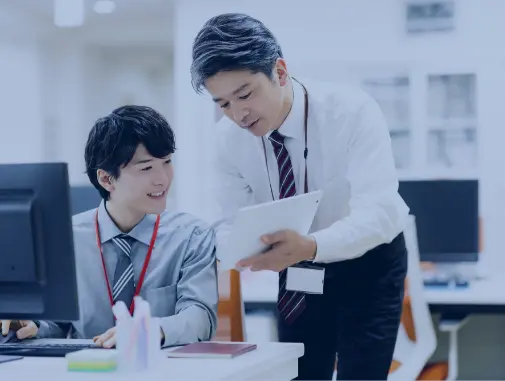 書類を男性に見せている写真