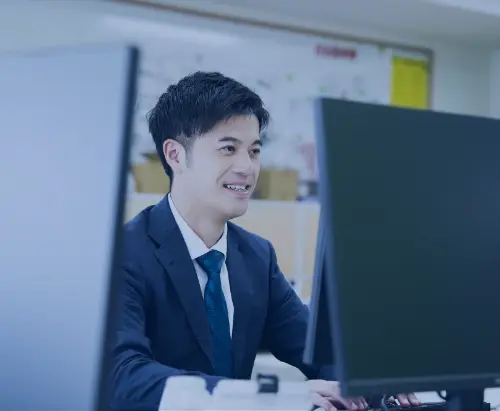 男性がパソコンをしている写真
