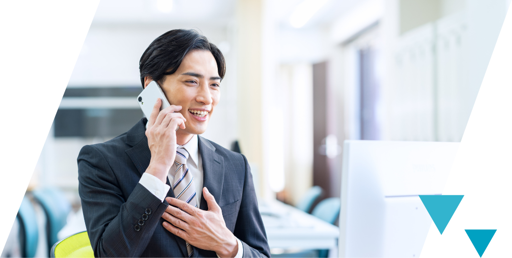 男性が携帯で話をしている写真