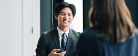 男性が女性と話している写真