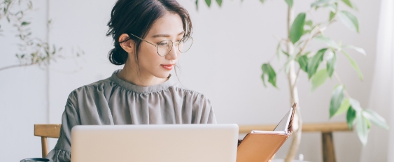 女性がパソコンを触っている写真