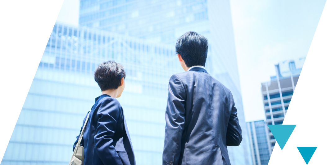 男性2人の後ろ姿の写真