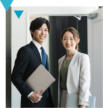 スーツを着用した男性と女性の写真