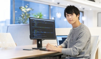 男性がパソコン写っている写真