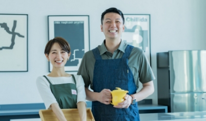 男性と女性が並んでいる写真