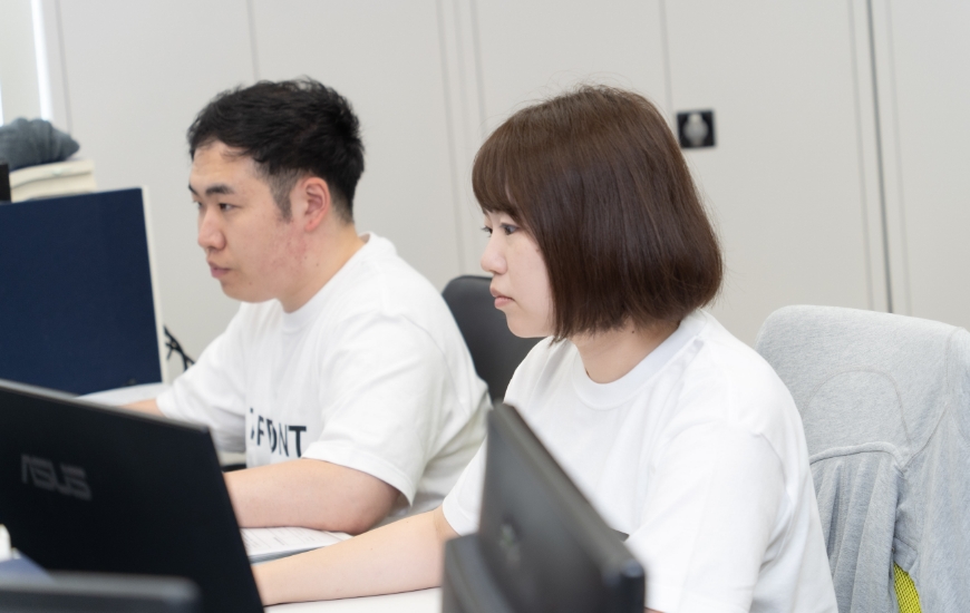パソコンを触っている男性の写真