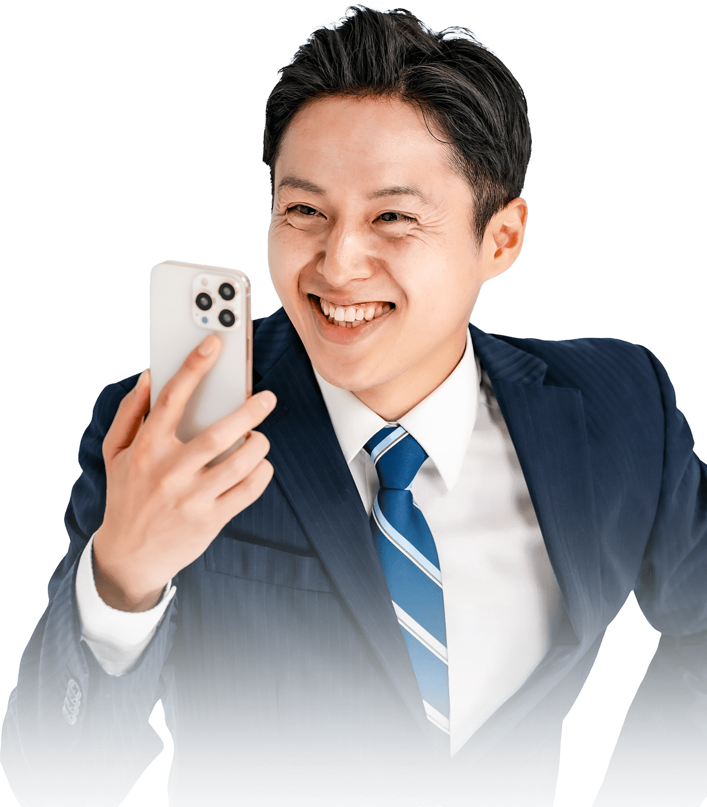 スマートフォンを持って笑顔の男性の写真