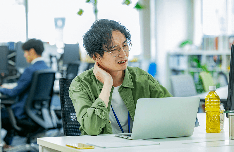 オフィスでパソコンに向かっている男性の写真