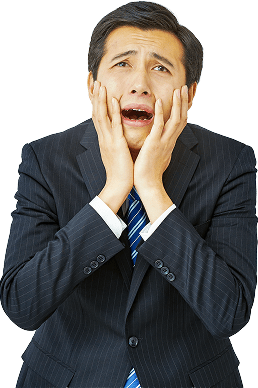 頭を抱えて困っている男性の写真