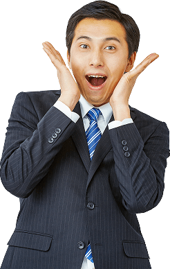 両手を上げて喜んでいる男性の写真