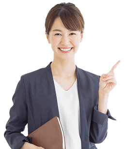 ファイルを持って指をさしている女性スタッフの写真