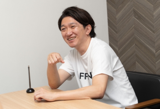 男性が握手をしている写真