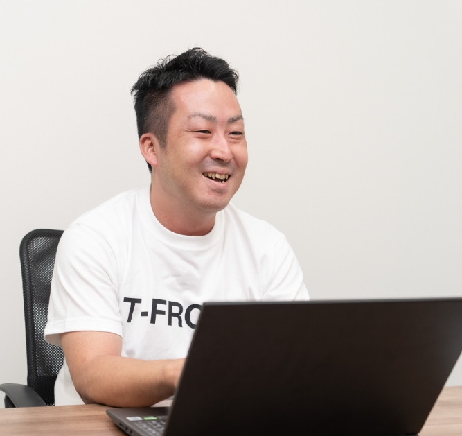 男性が話している写真
