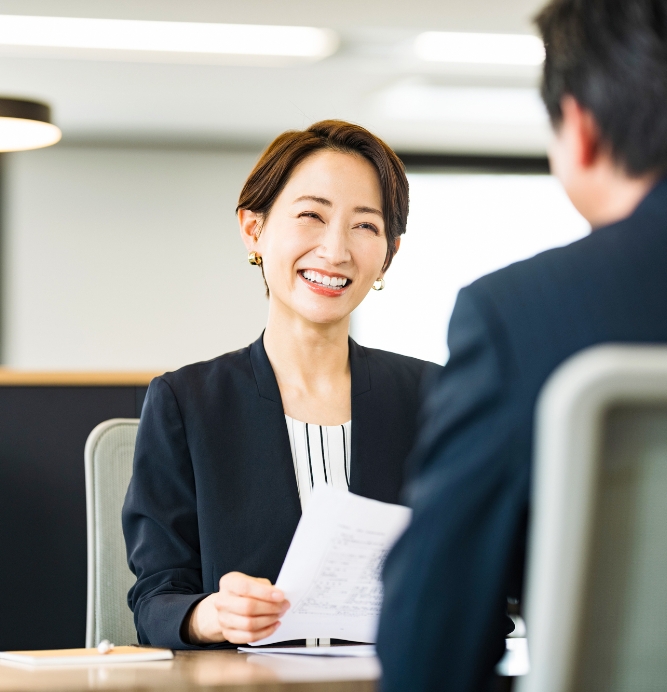 女性が話している写真
