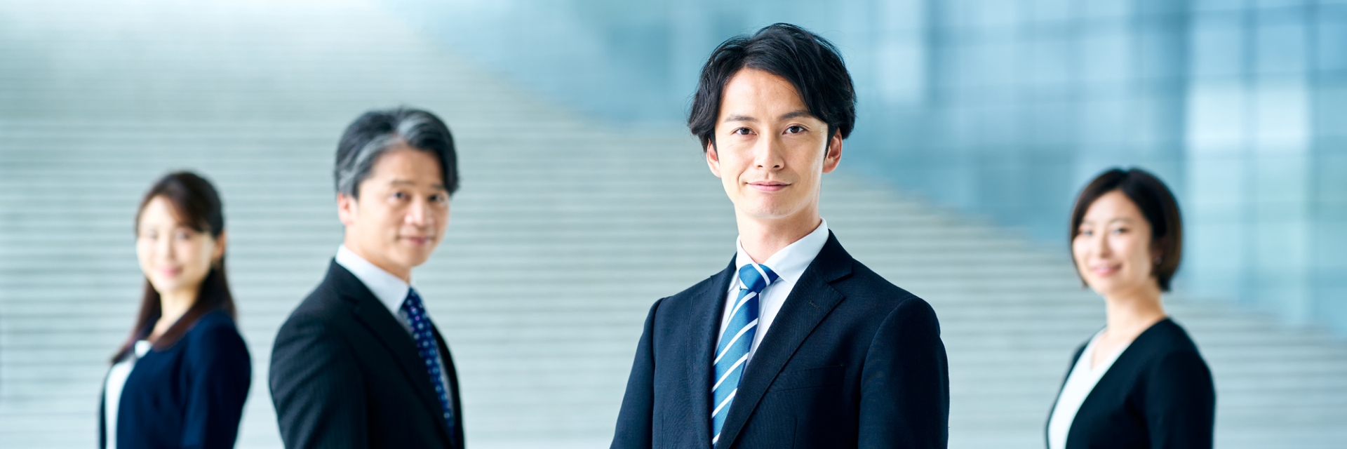 男性と女性が2人ずつ写っている写真
