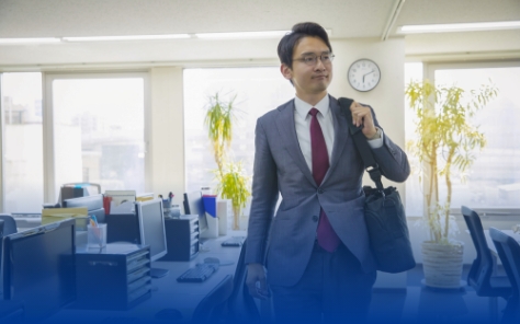 スーツを着用した男性の写真