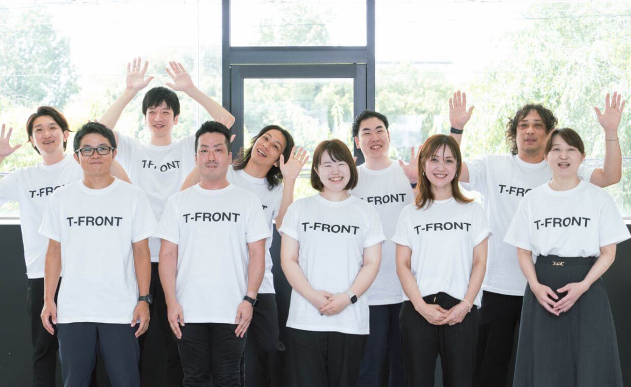 T-FRONTのスタッフ集合写真