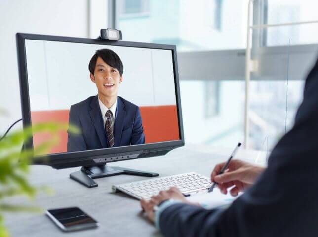 オンラインミーティングをする様子