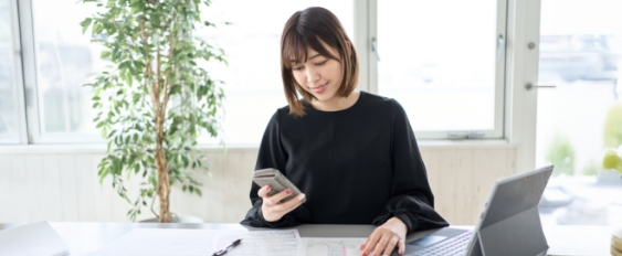 女性が携帯を触っている写真