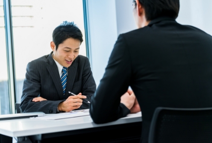 男性が話している写真