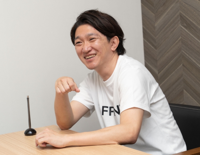 男性が話している写真
