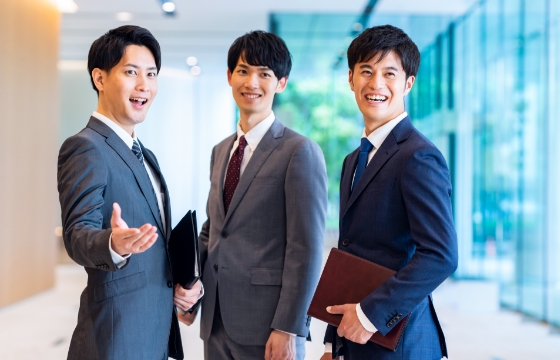 男性3人が並んでいる写真
