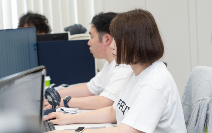男性と女性がパソコンに向かっている写真